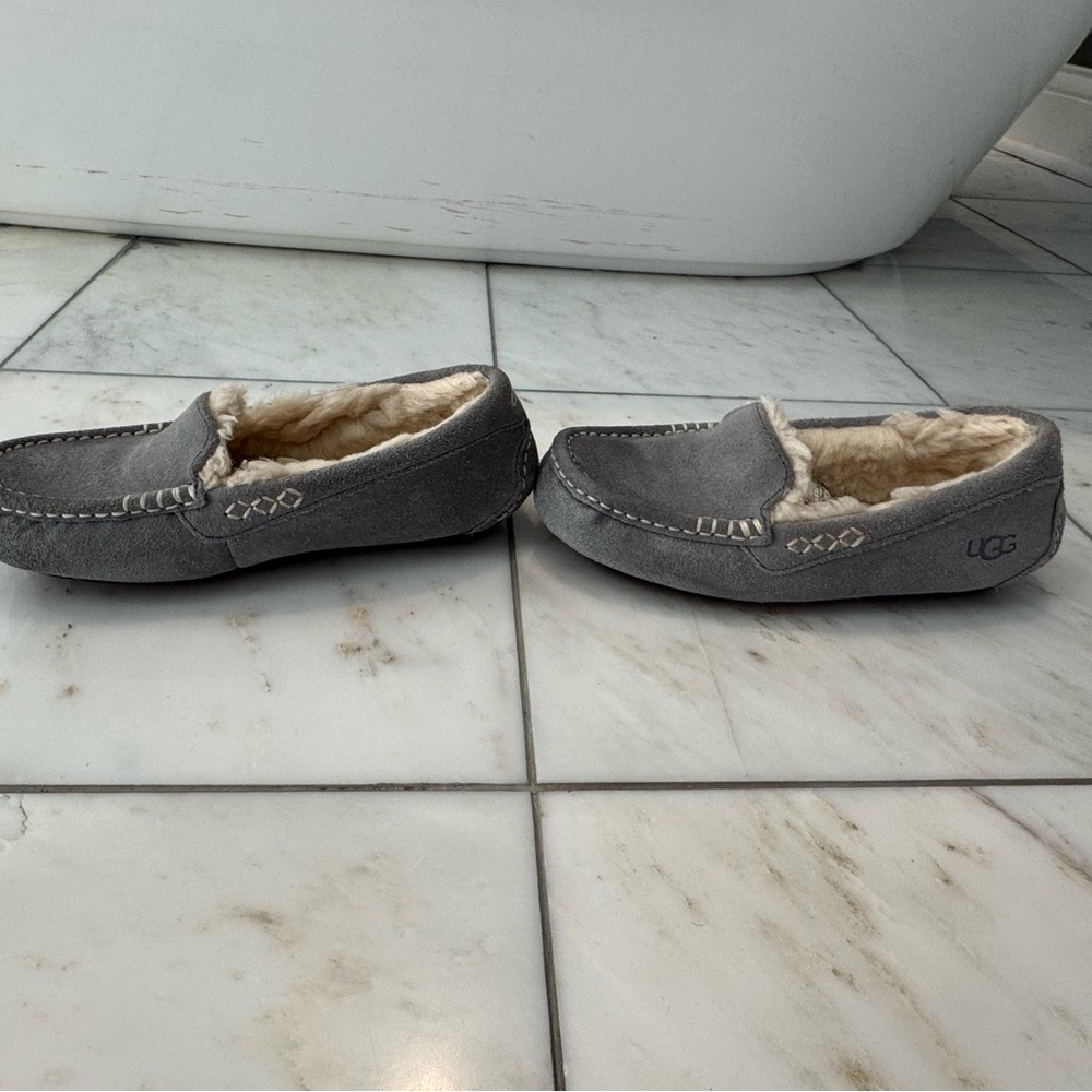 UGG Women’s Light Gray Ansley Water Resistant Suede Moccasin Slippers - Picture 4 of 11